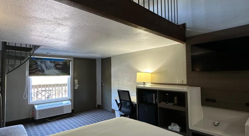 Image of 1 King Bed and 1 Queen Bed, Loft Suite, Non-Smoking 2