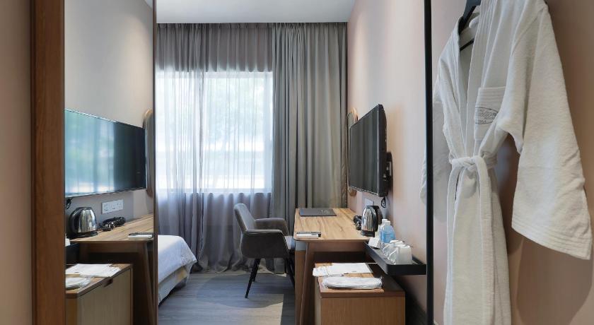 Image of Boutique Queen Room 4