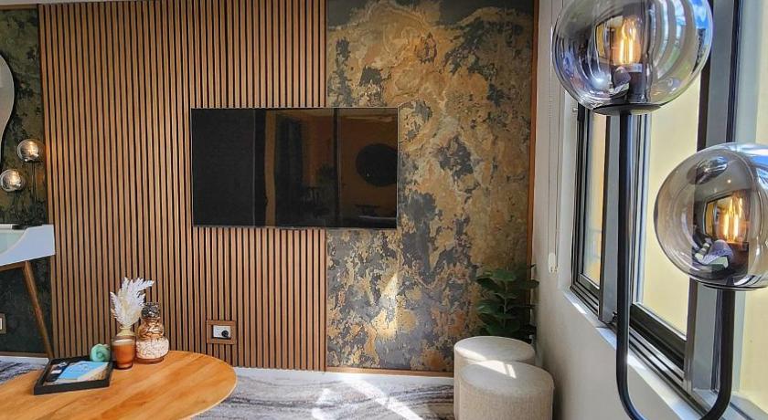 Harbour-view Waterfront Apartment