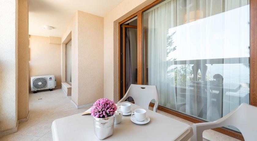 Luxurious and panoramic apartment at the beach. - image 26