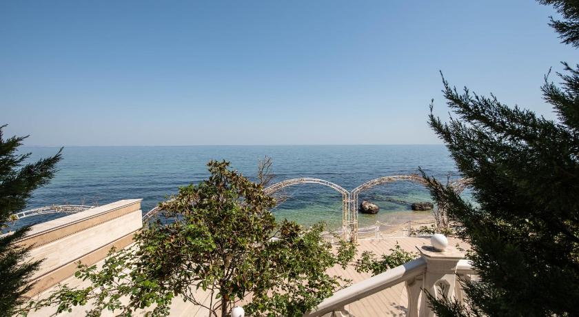 Luxurious and panoramic apartment at the beach. - image 28