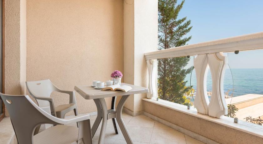 Luxurious and panoramic apartment at the beach. - image 40