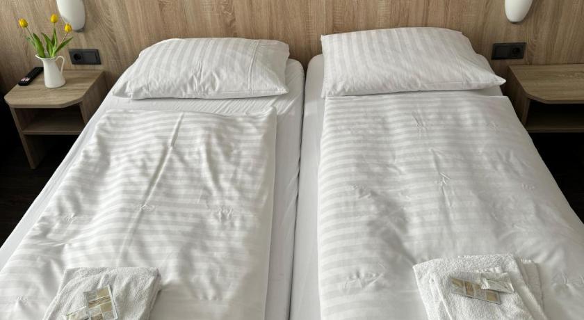 Image of Double room with private shower and shared WC 12