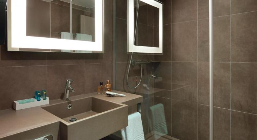 Image of Superior Room - Queen Size Bed And Single Divan 7