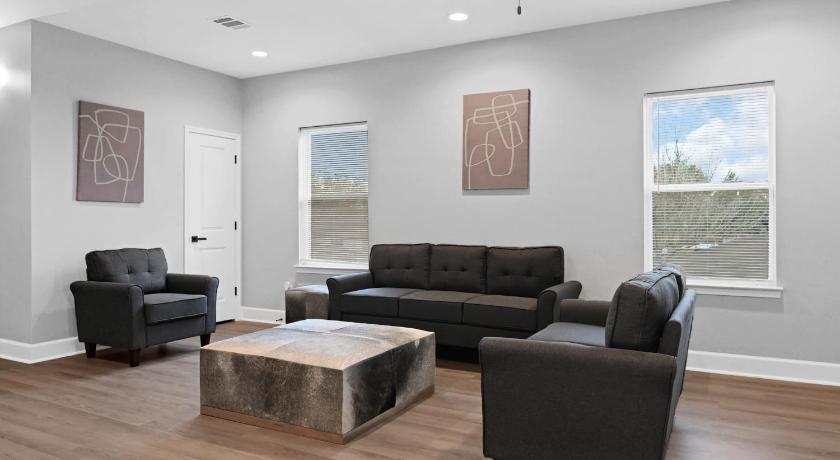 Instant Stay 3 bedroom 4 beds 2bath! 15 min from downtown, medical center, convention center, Toyota