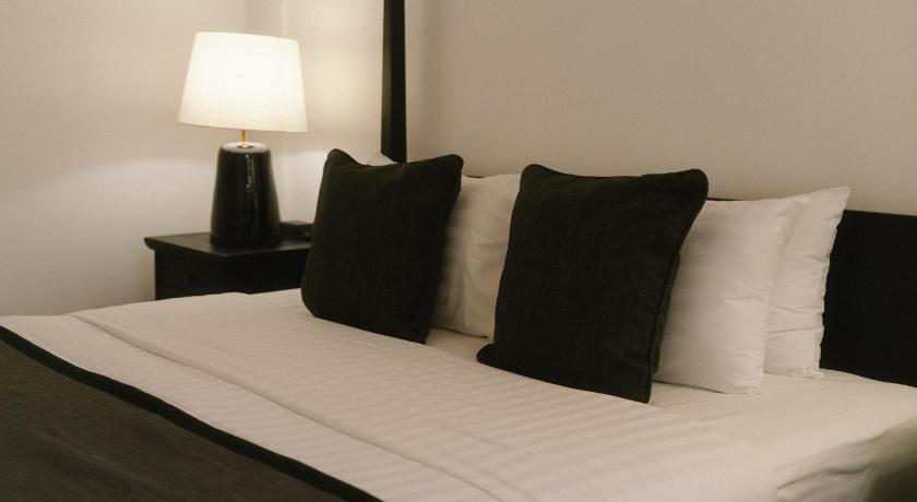 Image of Grand Deluxe Plus King Bedroom 17