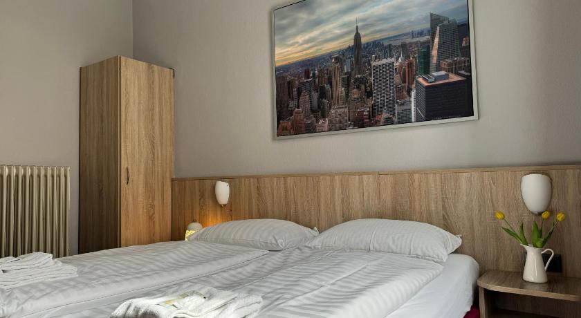 Image of Double room with private shower and shared WC 5