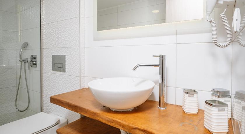 Image of Deluxe Suite with Spa Bath 10