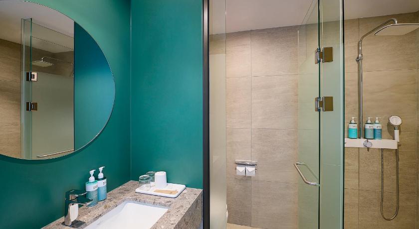 Image of Superior Room with 1 double bed plus 1 single bed 2