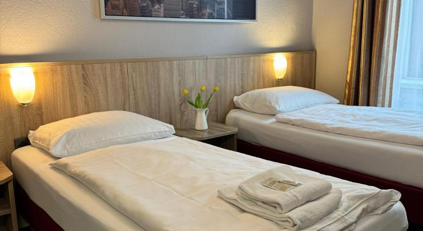 Image of Double Room with shared shower/WC 3