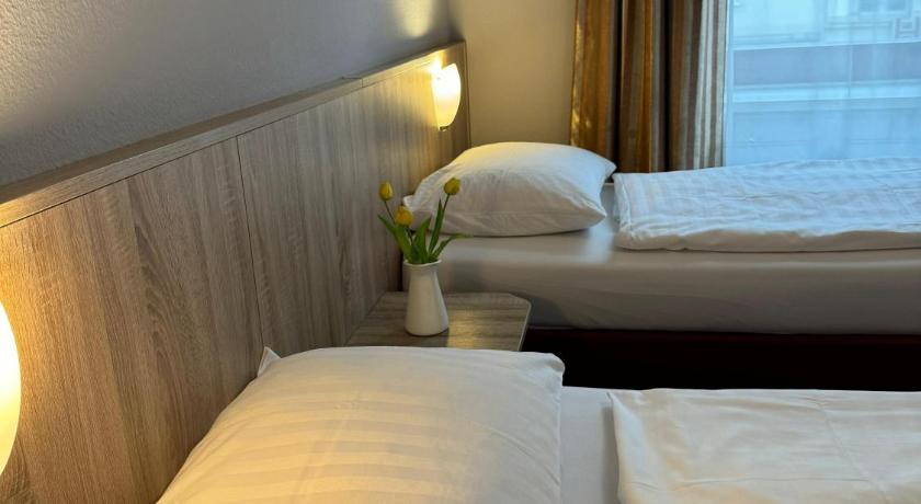 Image of Double room with private shower and shared WC 9