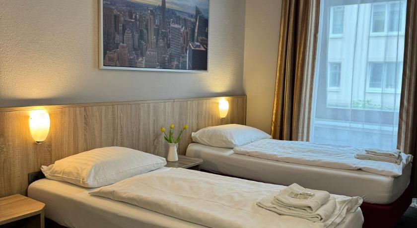 Image of Double room with private shower and shared WC 3