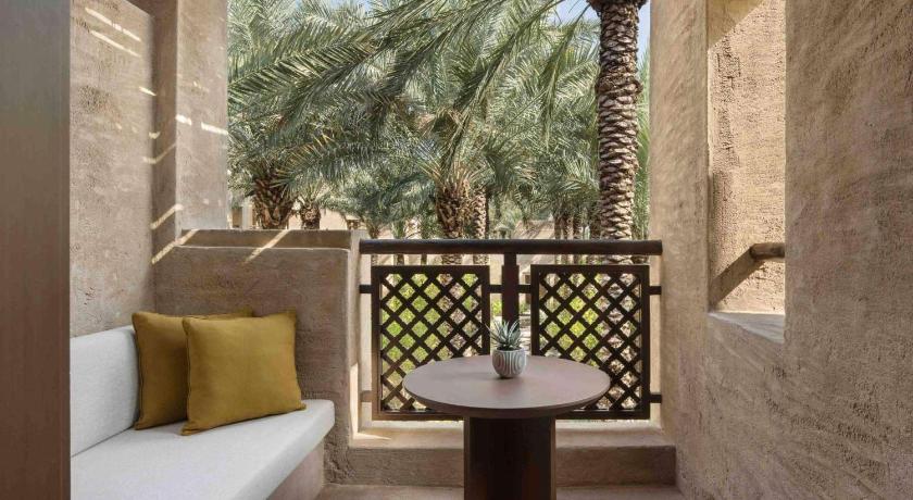 Image of Deluxe Desert View King Room 1