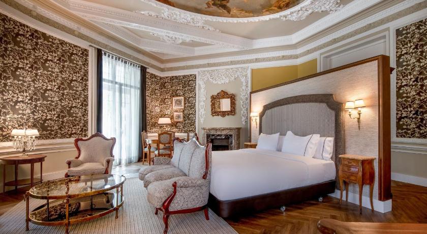 Image of Corner Suite, Suite, 1 King, Retiro Park view, Fireplace 0