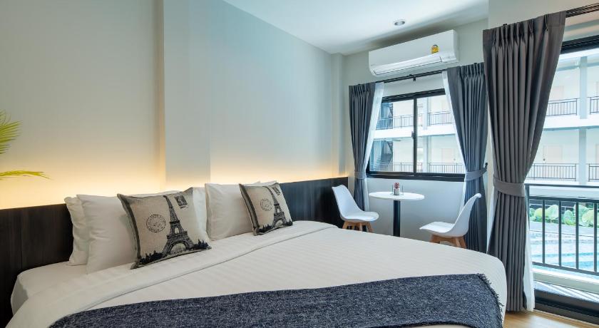 Image of Pool Deluxe Double Room 6