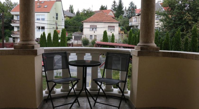 a patio area with chairs, tables and umbrellas, Aradi Vendeghaz in Miskolc