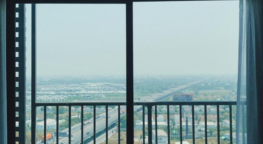 Near Suvarnnabhumi Airport/5 mins walk Mega Bangna - image 3