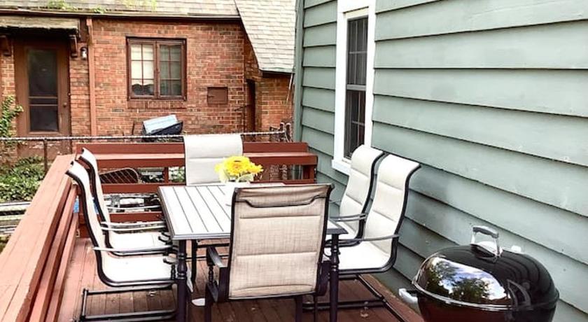 克利夫兰高地 Cute 2 Bedroom Home - Huge backyard, near downtown! 3星级 住宿 餐厅