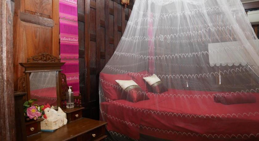 Image of Standard Thai Style Room with Air Conditioning and Shared Bathroom 1