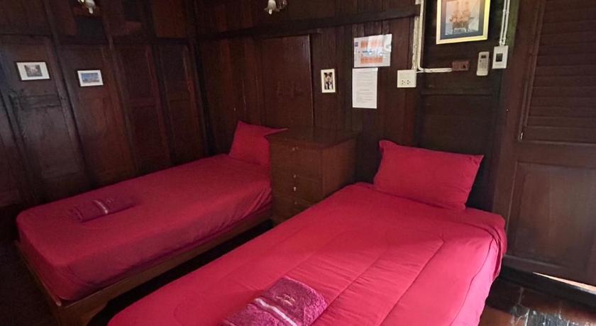 Image of Triple Room with Air Conditioning and Shared Bathroom 3