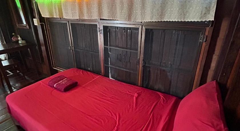 Image of Triple Room with Air Conditioning and Shared Bathroom 8