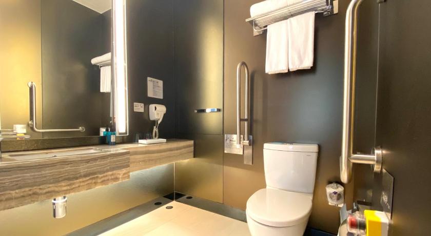 Фото: 1 Queen Standard Accessible 4