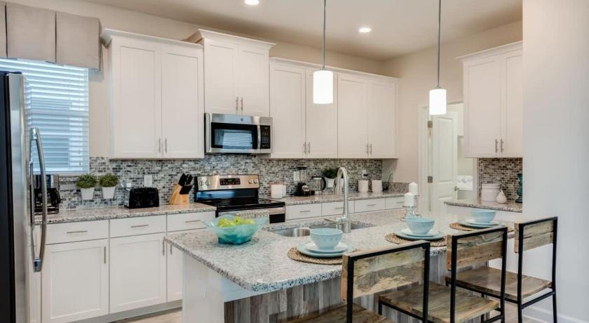 Luxury 5BR Home Private Pool Prime Location - image 10