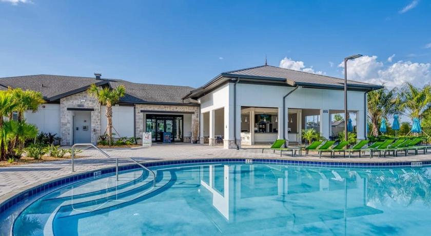Chic & Spacious Best Vacation Home - image 3