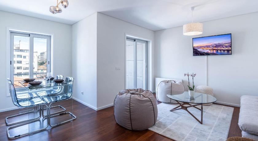 波尔图 Cedofeita Sunny apartment with balcony & parking 4星级 民宿 套房