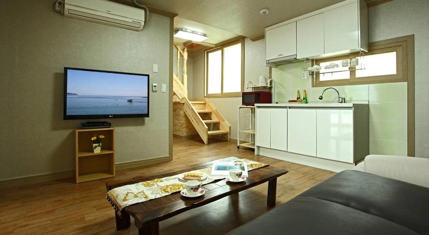 Geoje Light Sky Pension 3-Star Accommodation room