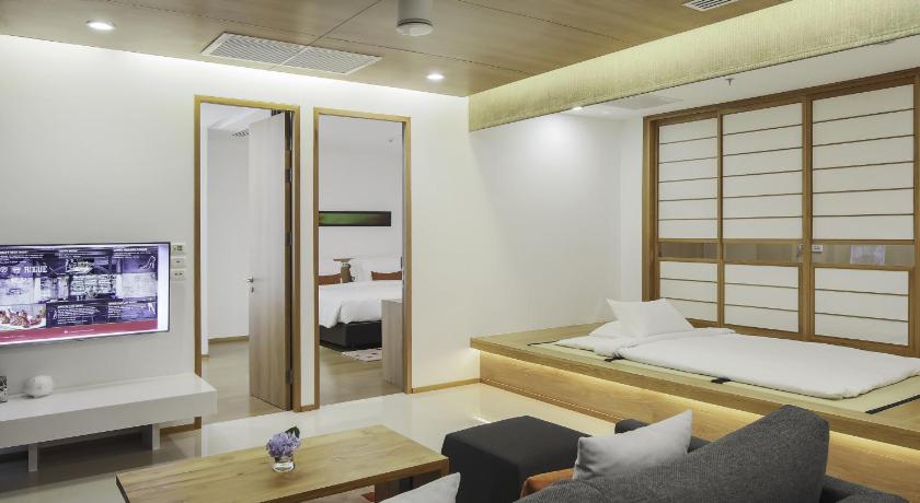 Image of Two Bedroom Penthouse with Bathtub 7