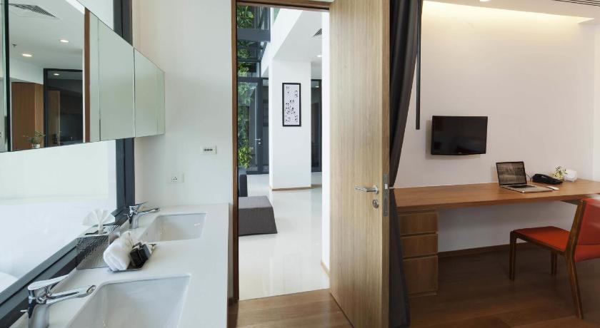 Image of Duplex 3-Bedroom Penthouse with Bathtub 8
