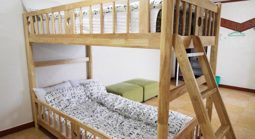 Image of Bed in 6-Bed Female Dormitory Room 4