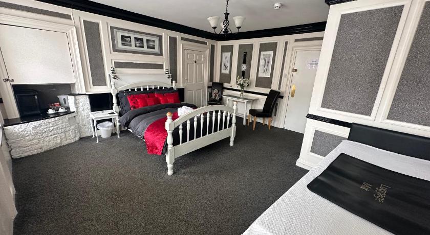 Image of Deluxe Double Room with Extra Bed 1