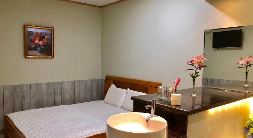 Image of Deluxe Double Room with Bath 1