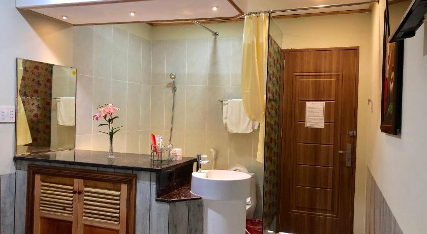Image of Deluxe Double Room with Bath 2