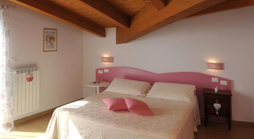 a bedroom with a bed and a dresser, B&B Carlotta in Montesilvano