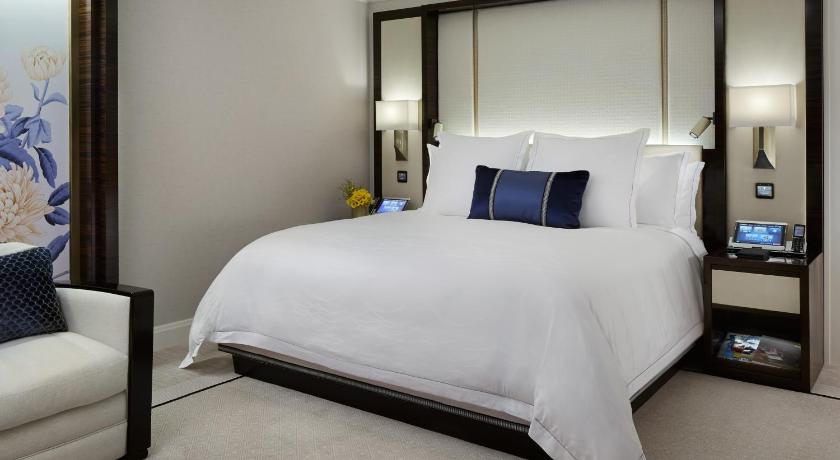 Image of Deluxe Room King 1