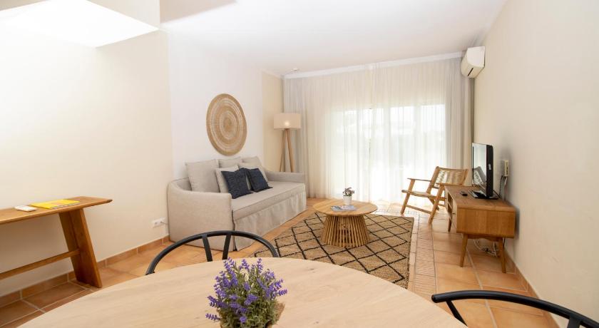 รูปของอพาร์ตเมนต์มาตรฐานแบบสองห้องนอน (Standard Two-Bedroom Apartment) 0
