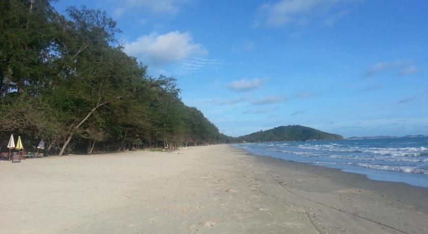a sandy beach with trees and palm trees, VIP Condochain Rayong in Rayong