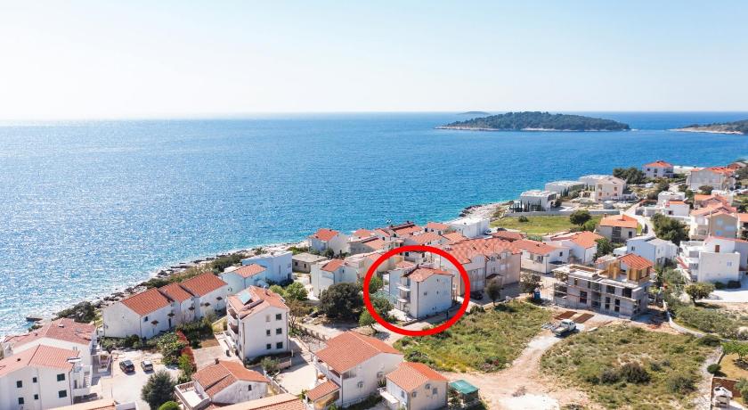 Apartments by the sea Rogoznica - 17129