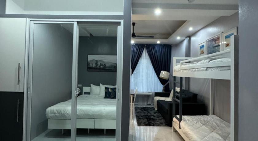 Image of Suite with Pool View 4