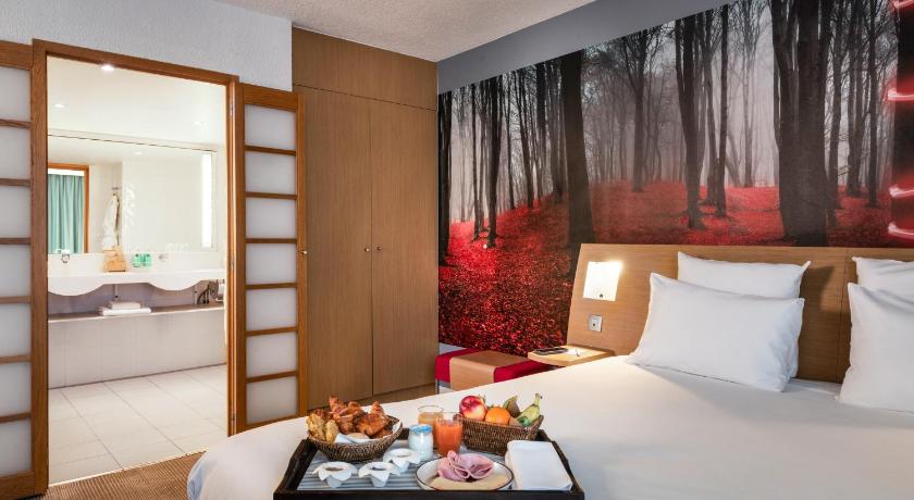Image of Junior Suite with a double bed and sofa 1