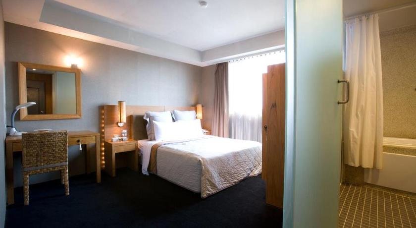 Image of Standard Queen Room - Non-Smoking 6
