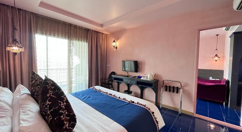 Image of Deluxe River View King Room with Balcony 7