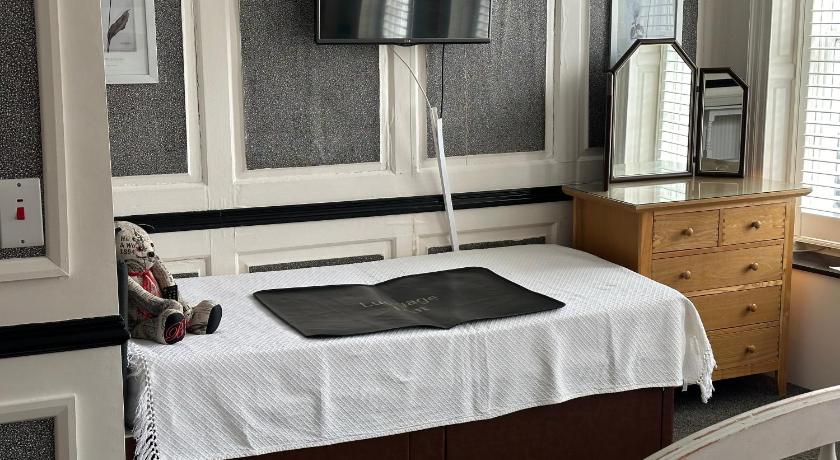Image of Deluxe Double Room with Extra Bed 7