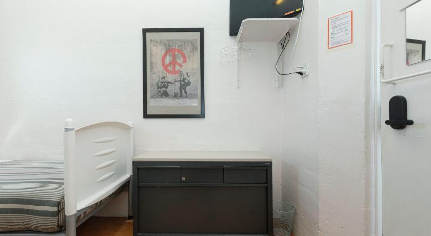 Image of Twin Shared Bathroom 6