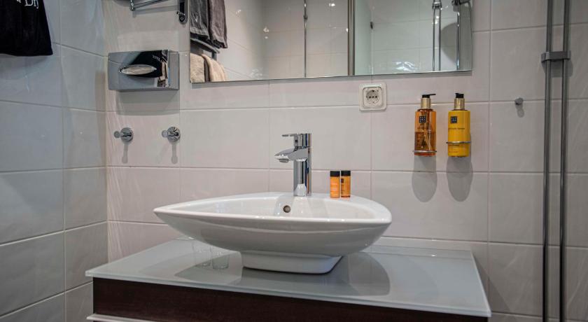 Bild av 2 Single Beds, Nonsmoking, Double Room, Premium, Sitting Area 12