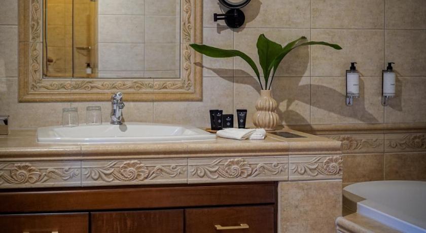 Image of Royal Suite 8