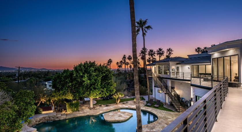 Phoenix Camelback Mountain Mansion - Micro-resort, Views, Golf, Heated Pool, Game Room 4-Star Accommodation room